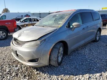  Salvage Chrysler Pacifica