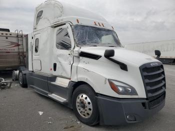 Salvage Freightliner Cascadia 1
