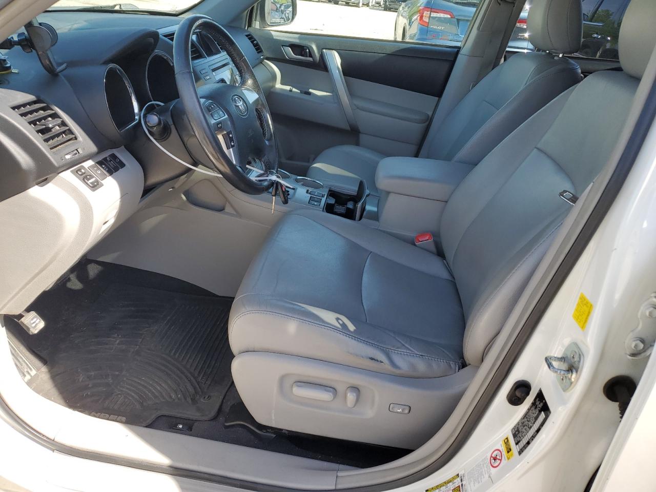 Toyota Highlander Base Image 8