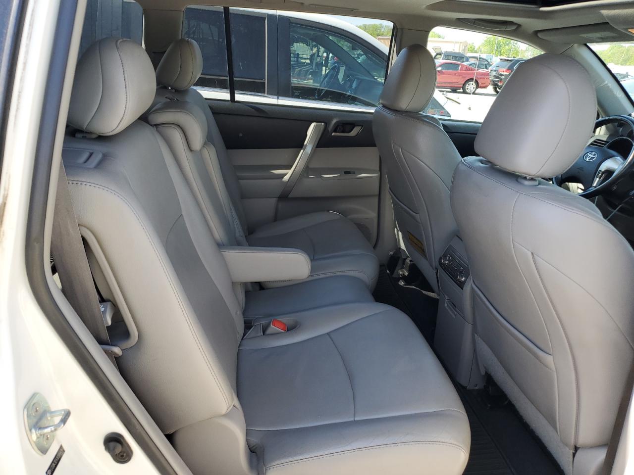 Toyota Highlander Base Image 12