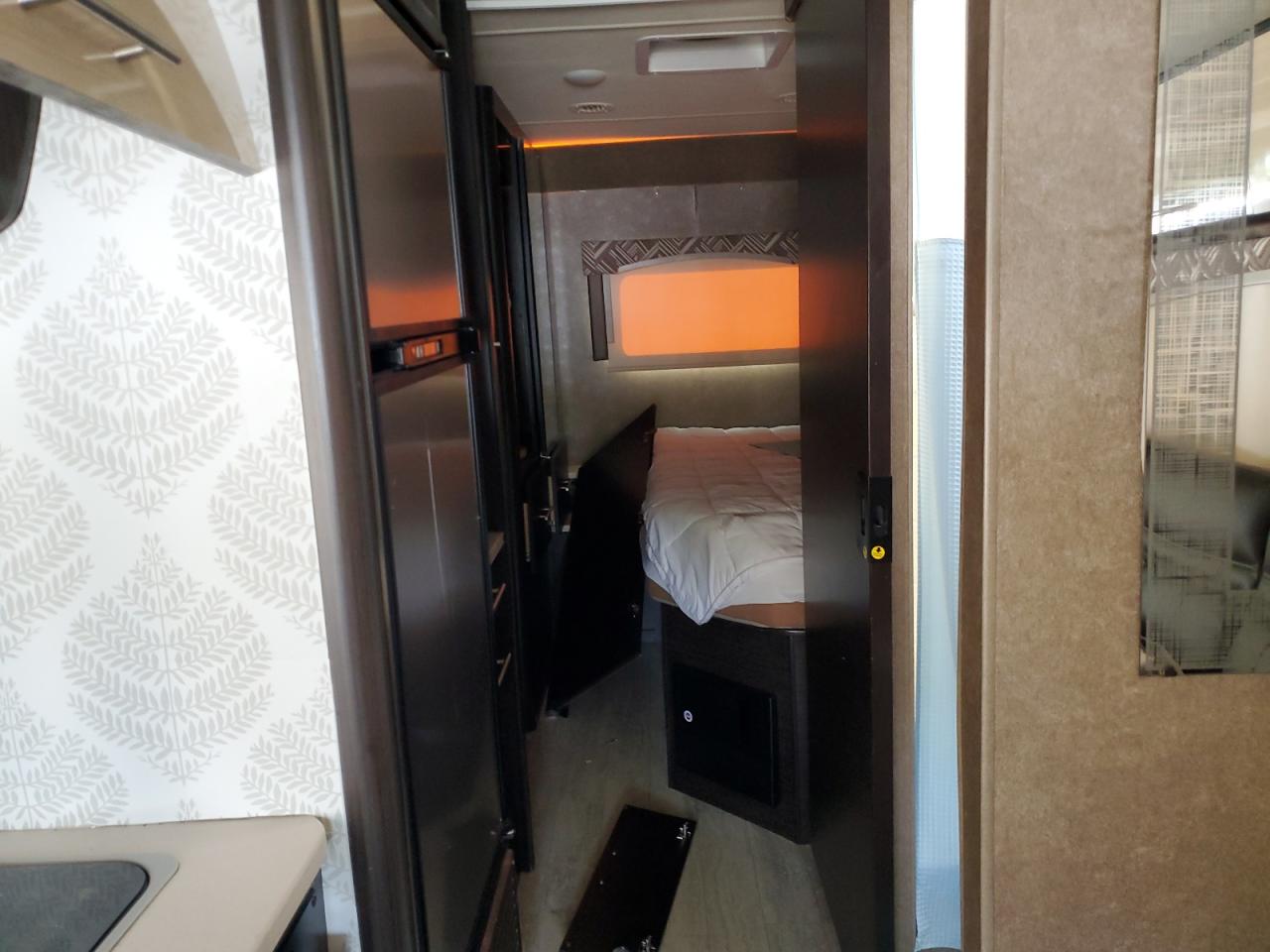 Thor Econoline E450 Super Duty Commercial Stripped Chassis Image 2