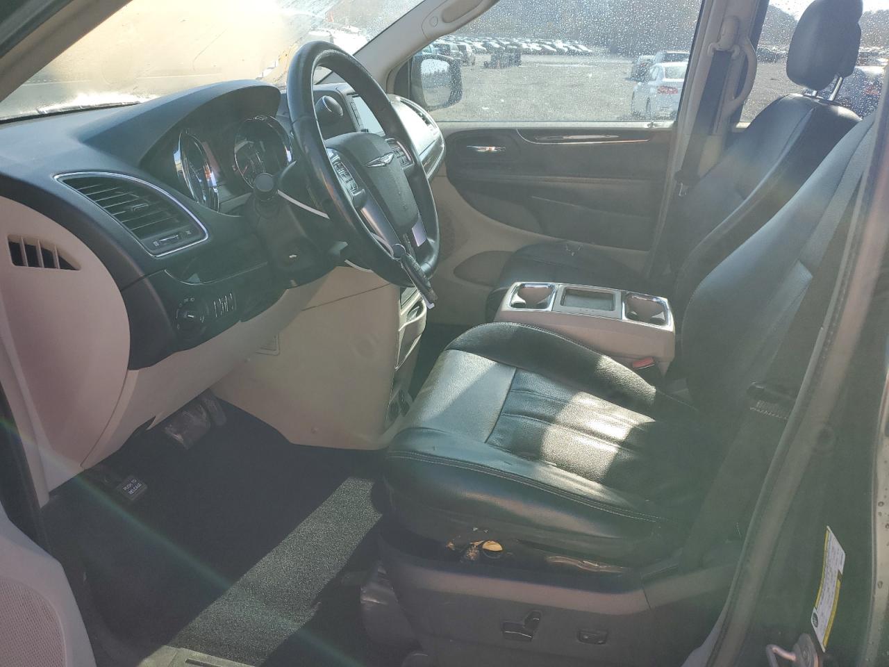 Chrysler Minivan Touring L Image 2