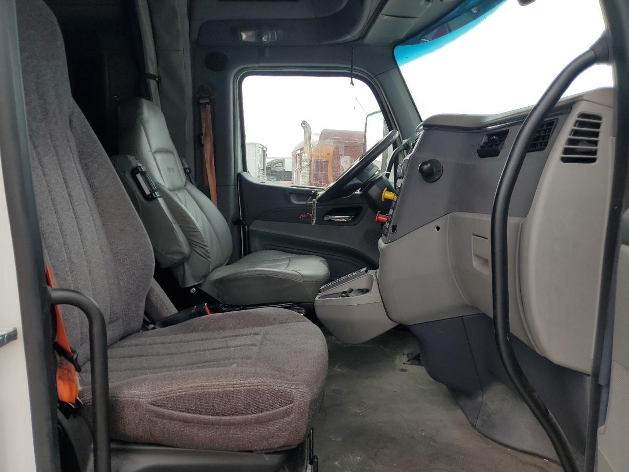 Peterbilt Tractor 579 Image 3