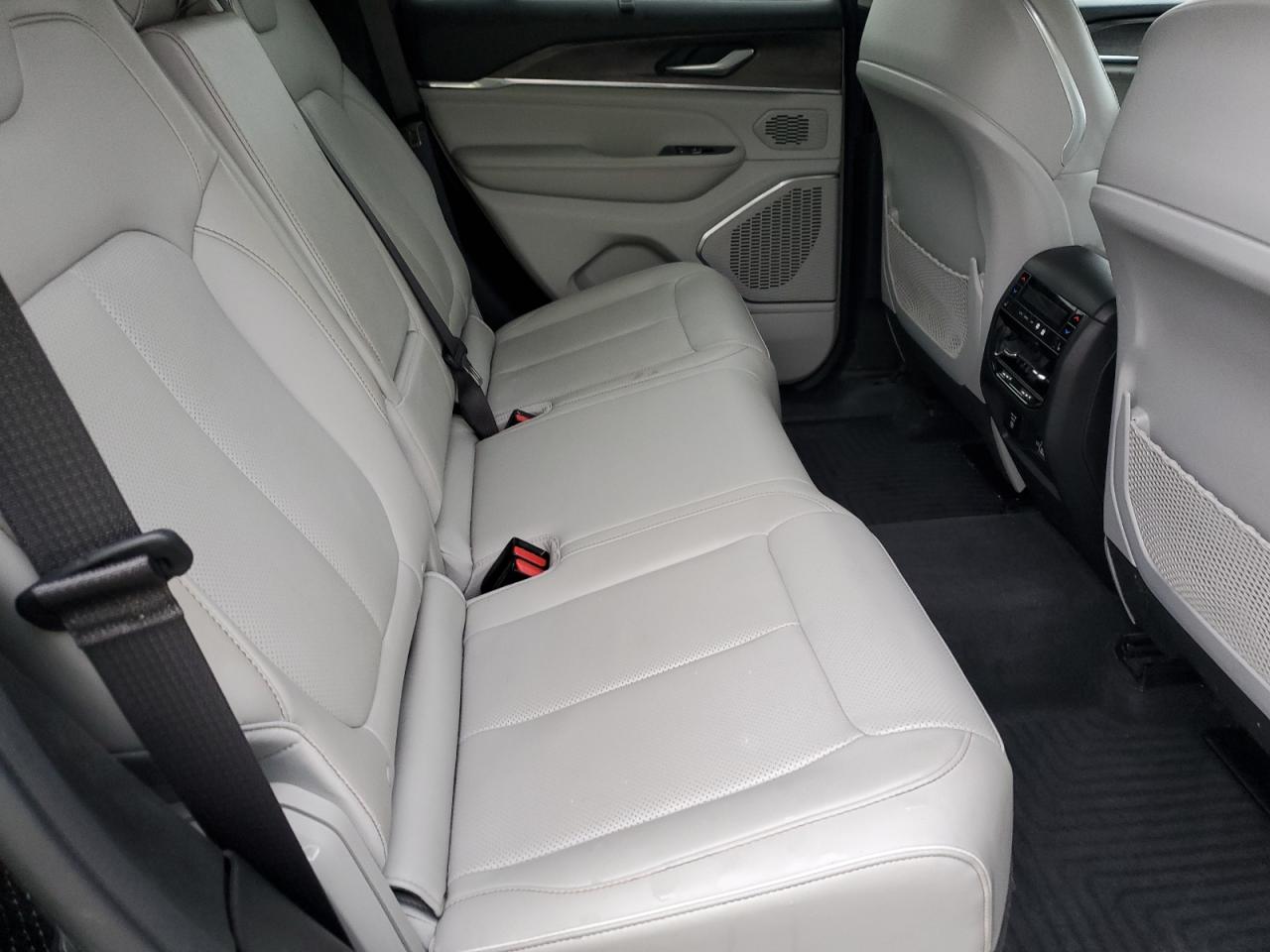 Jeep Grand Cherokee Overland Image 9