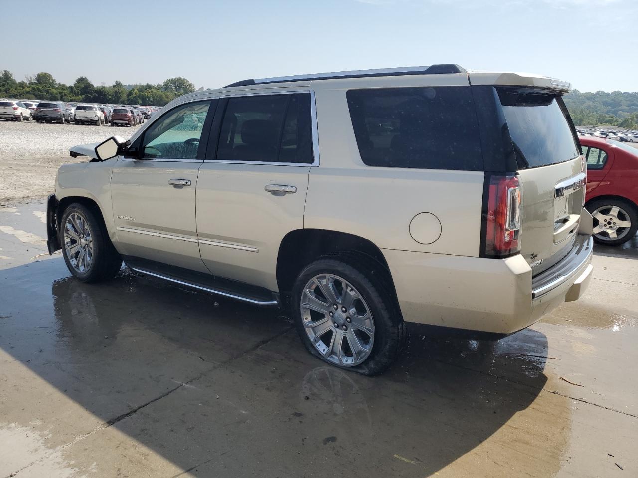GMC Yukon Denali Image 11