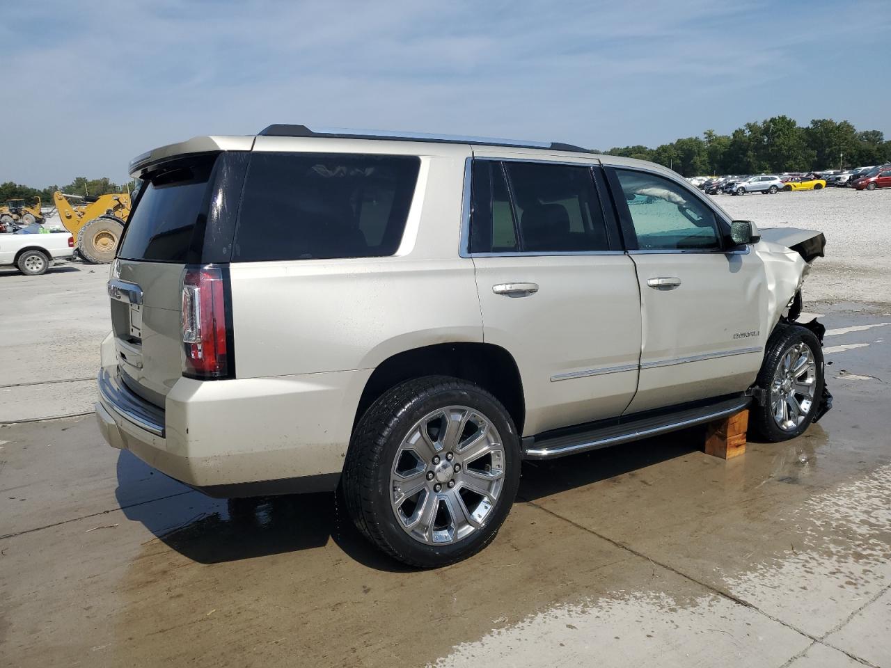 GMC Yukon Denali Image 4