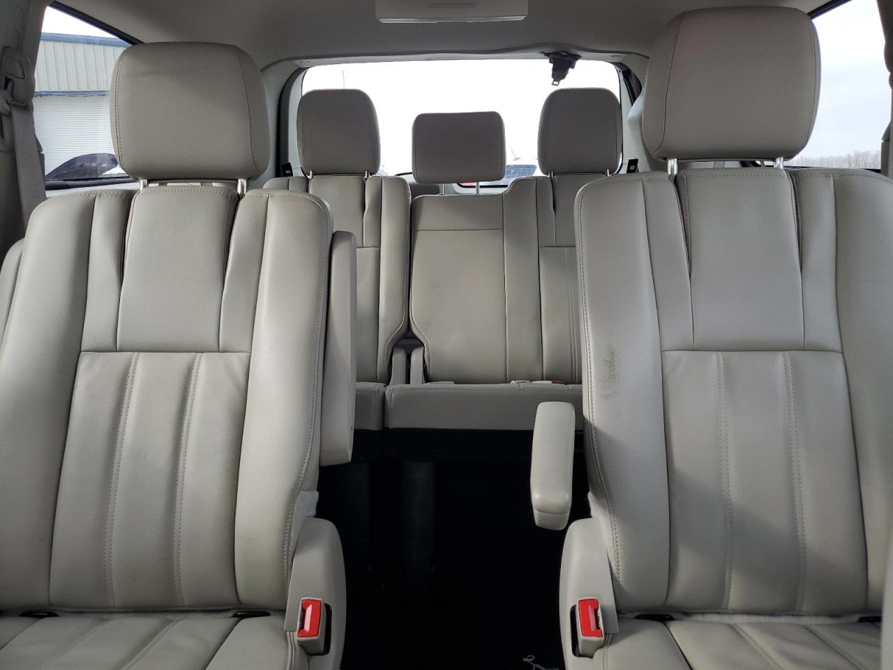 Chrysler Minivan Touring Image 9