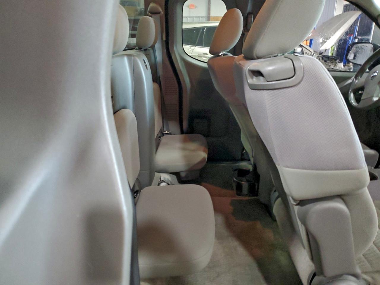 Nissan Frontier S Image 12