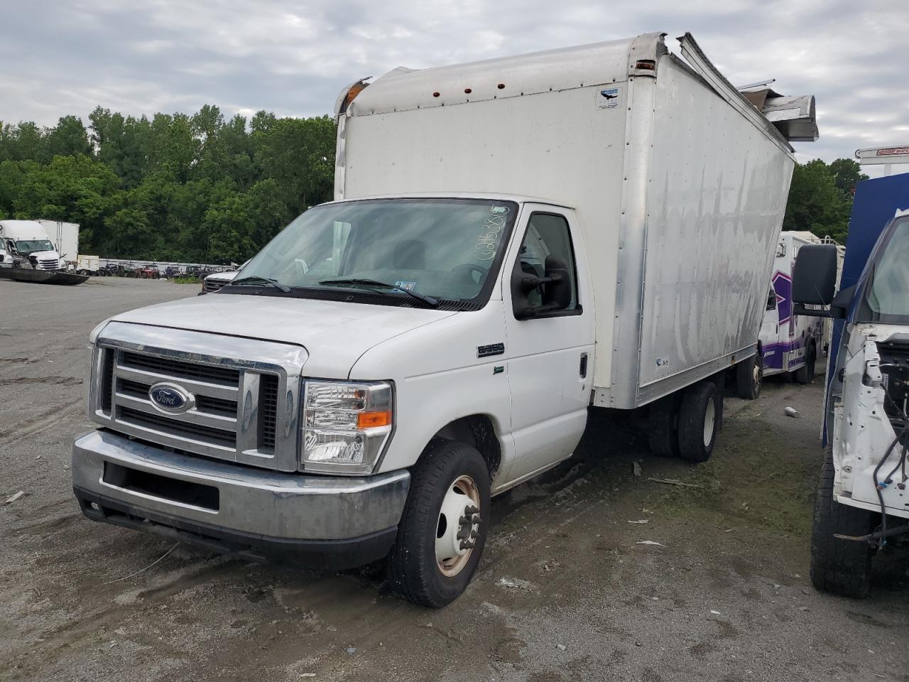 Ford Econoline E350 Super Duty Cutaway Van Image 1