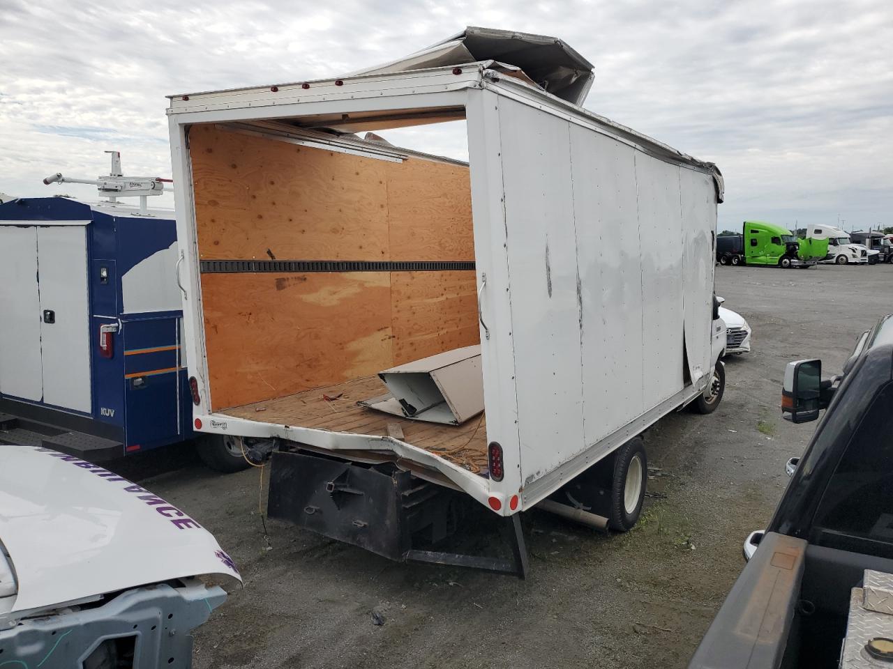 Ford Econoline E350 Super Duty Cutaway Van Image 2