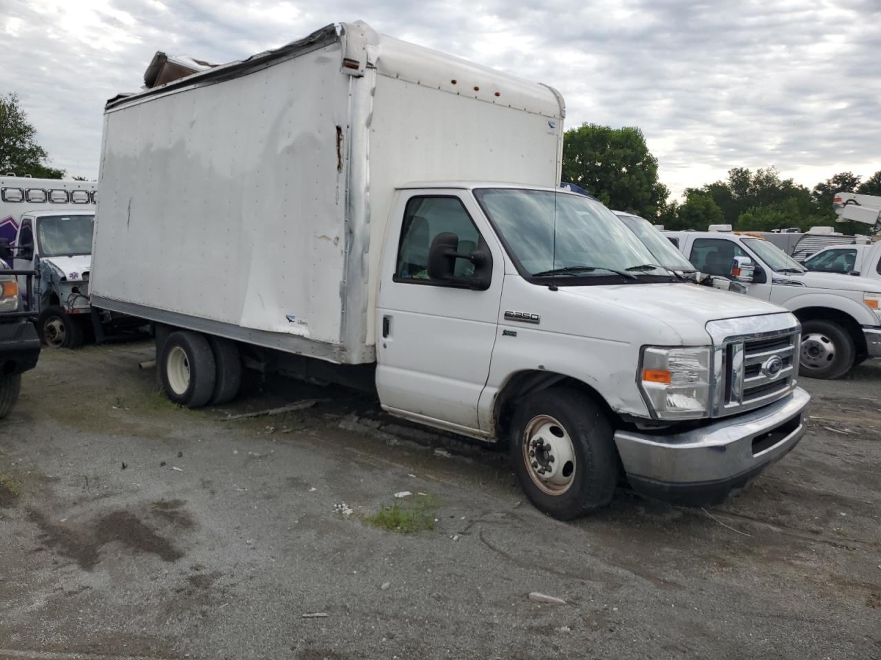 Ford Econoline E350 Super Duty Cutaway Van Image 12