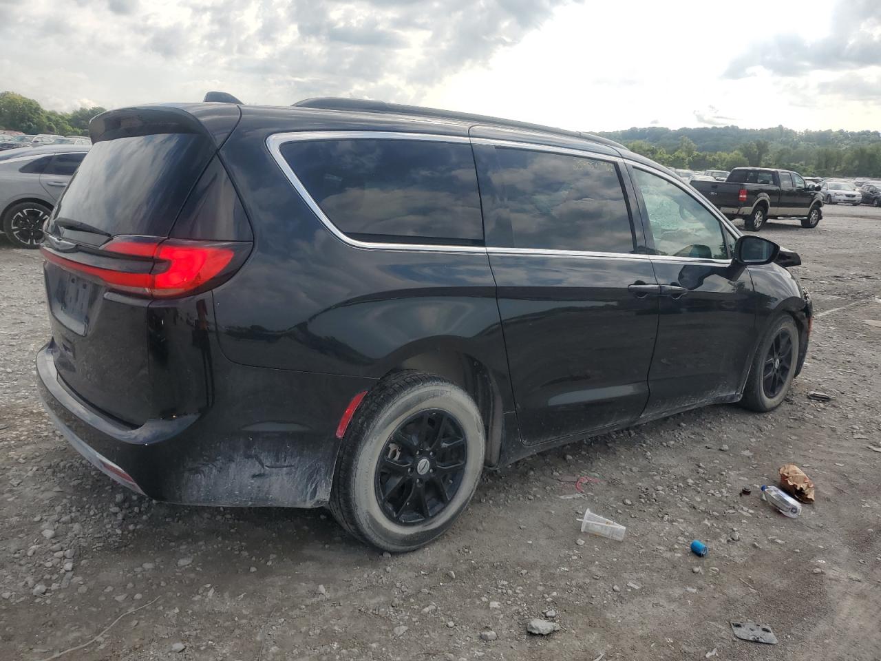 Chrysler Pacifica Touring L Image 3