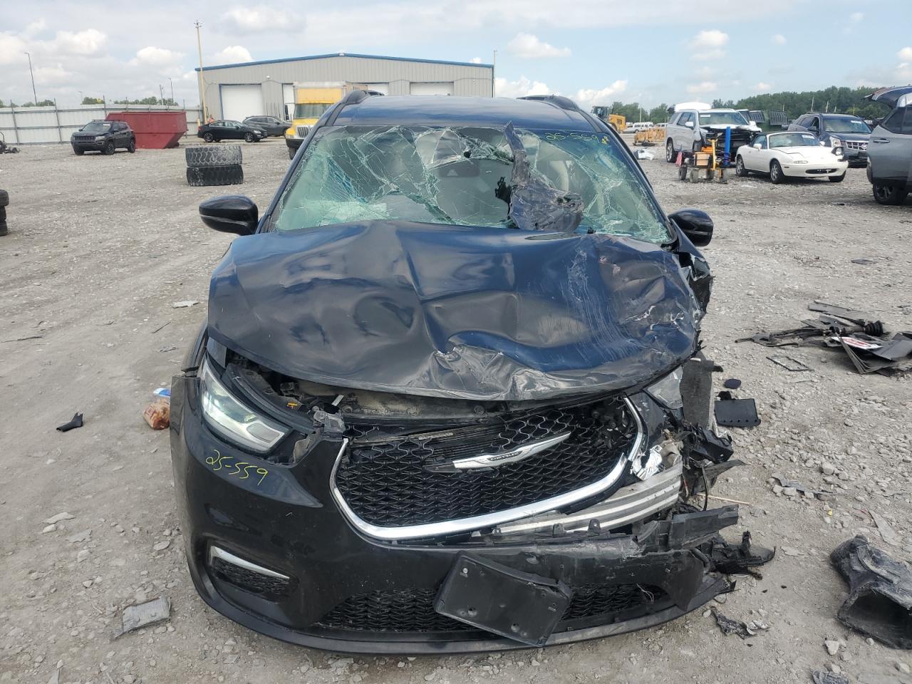 Chrysler Pacifica Touring L Image 5