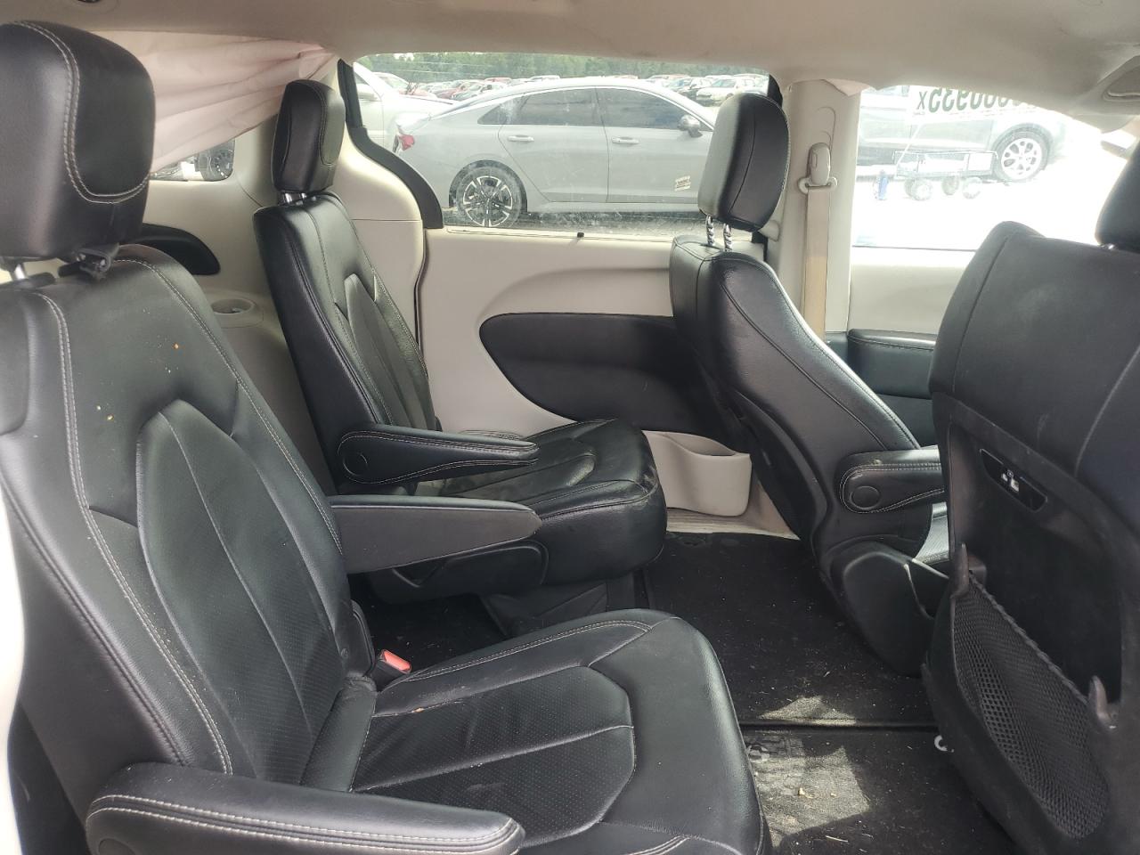 Chrysler Pacifica Touring L Image 12