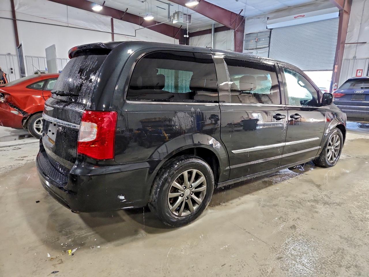 Chrysler Minivan S Image 12