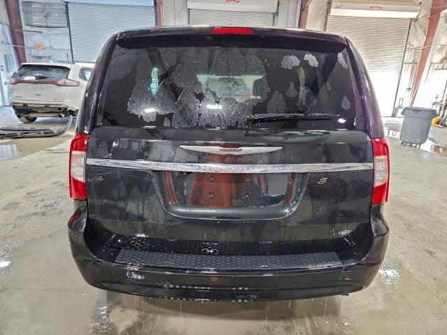 Chrysler Minivan S Image 4