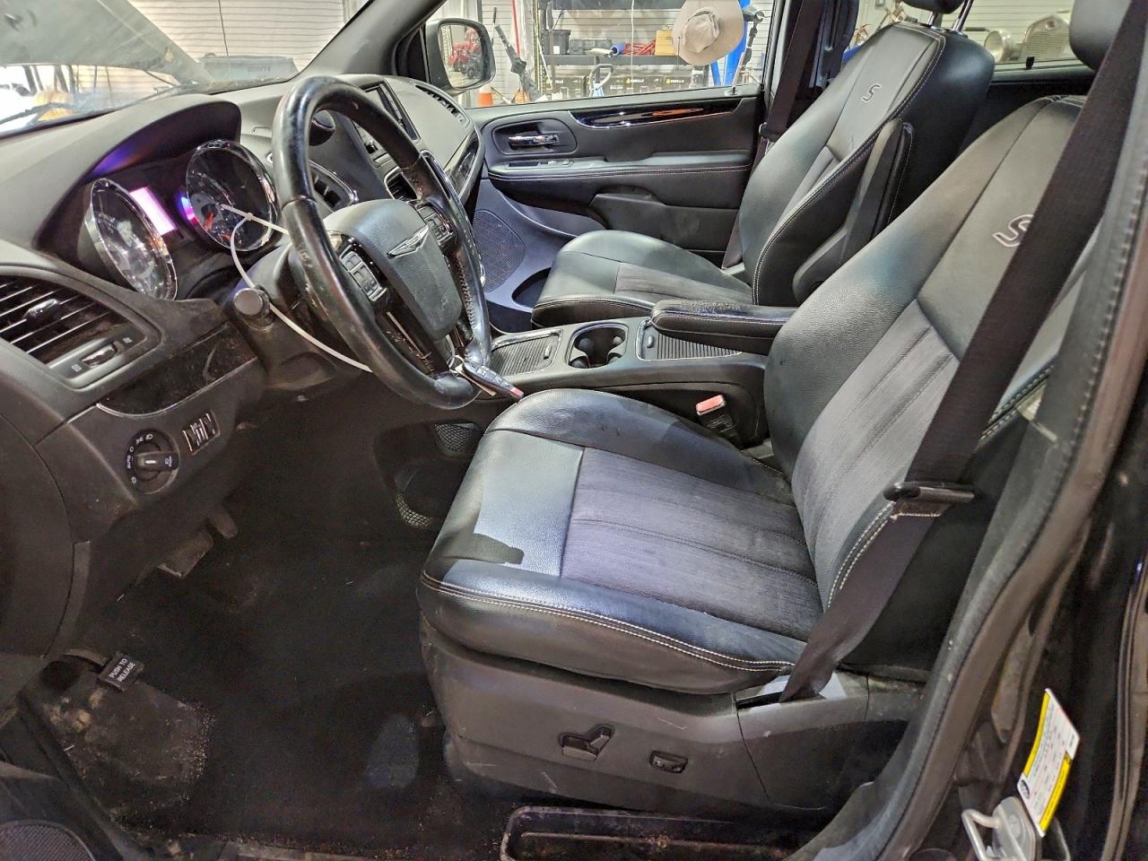 Chrysler Minivan S Image 7