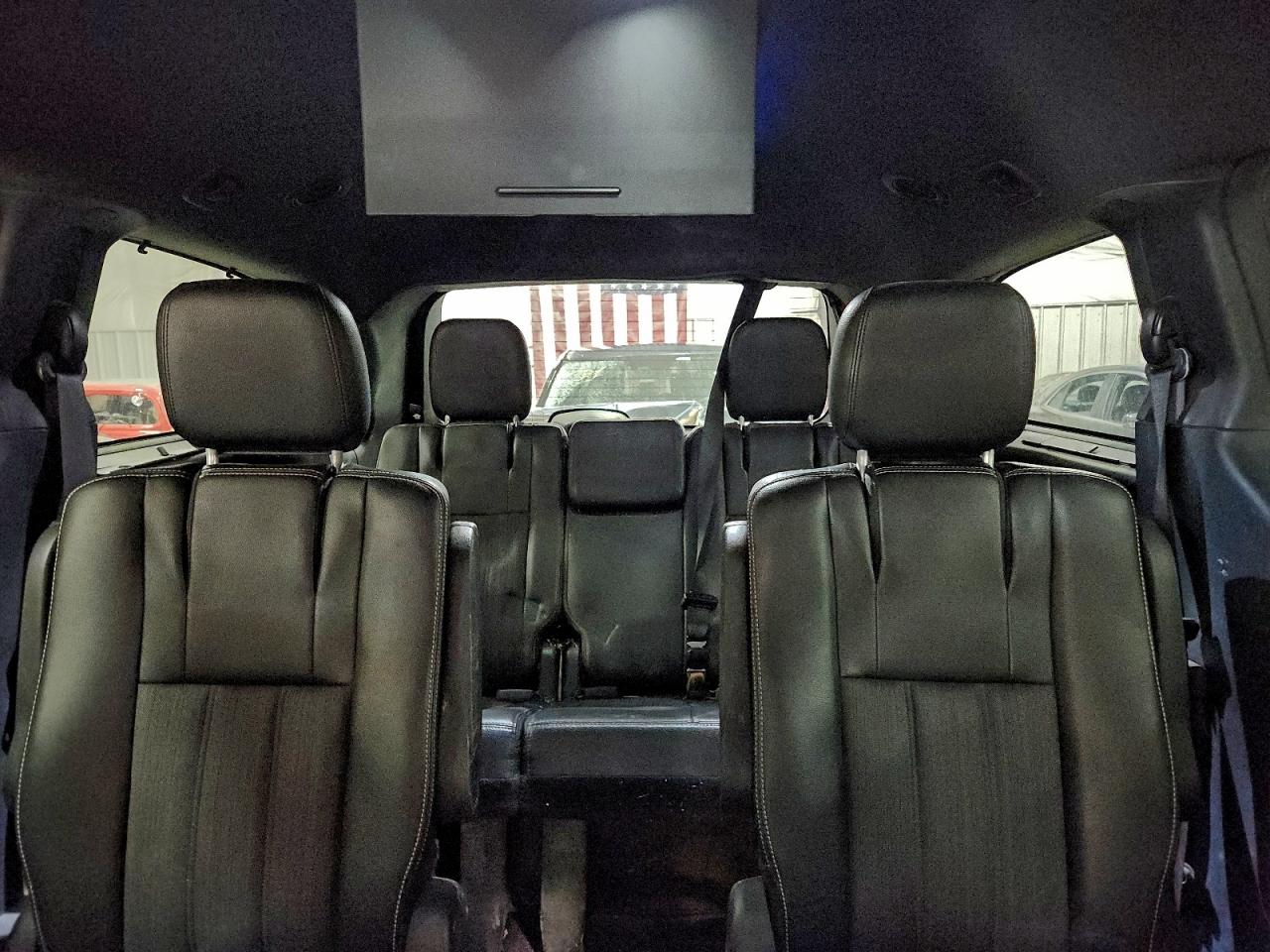 Chrysler Minivan S Image 5