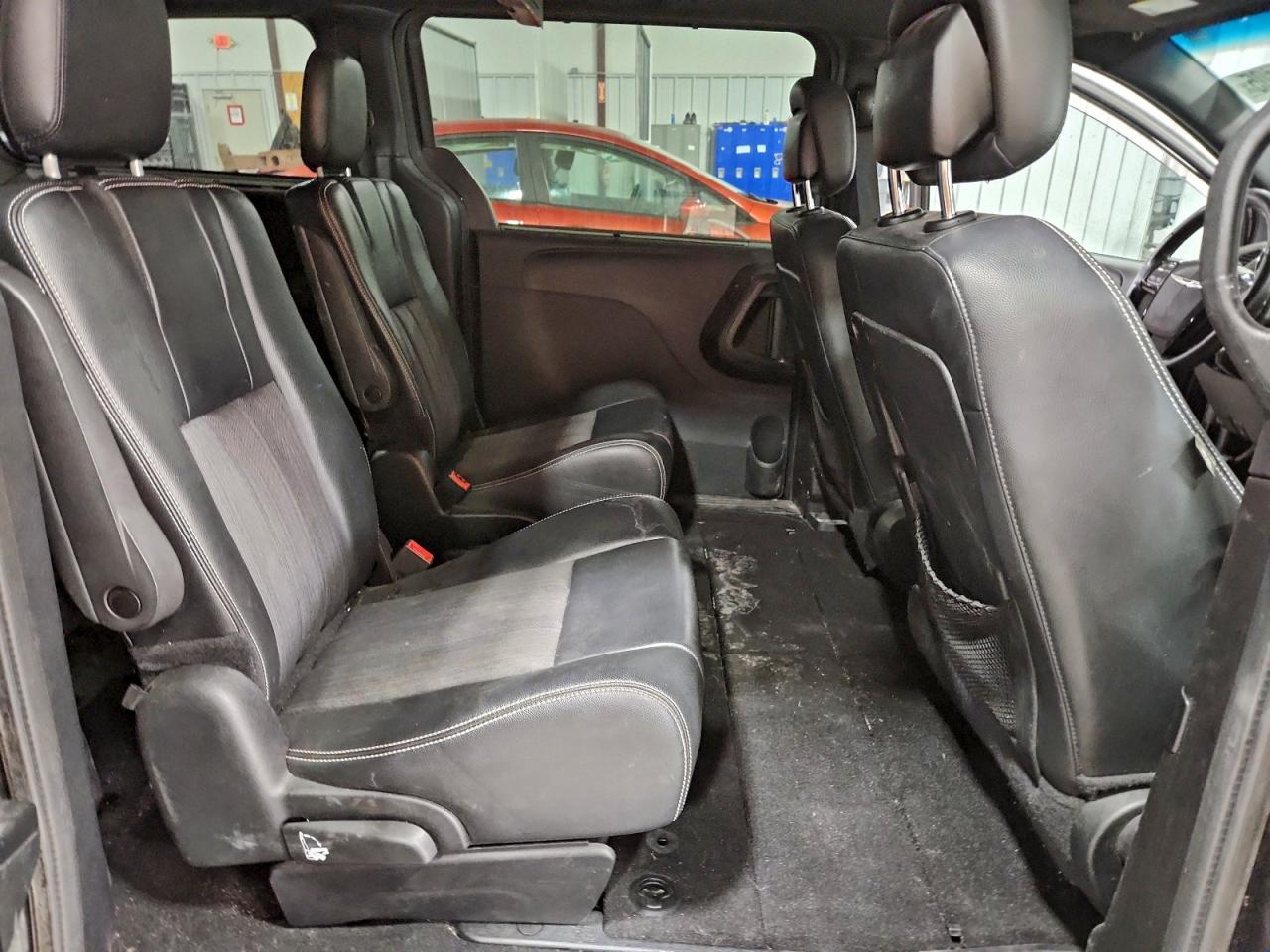 Chrysler Minivan S Image 8