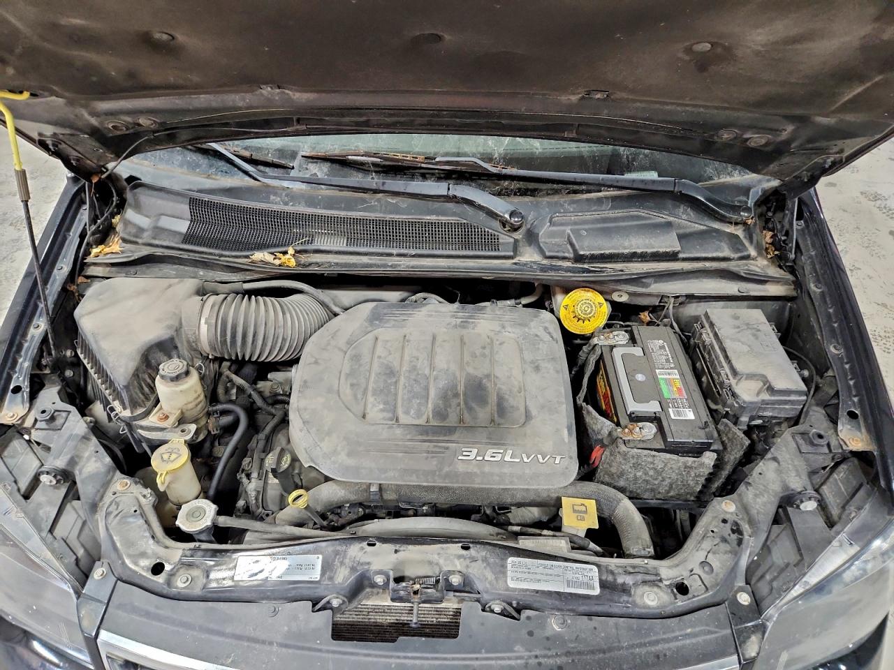 Chrysler Minivan S Image 10