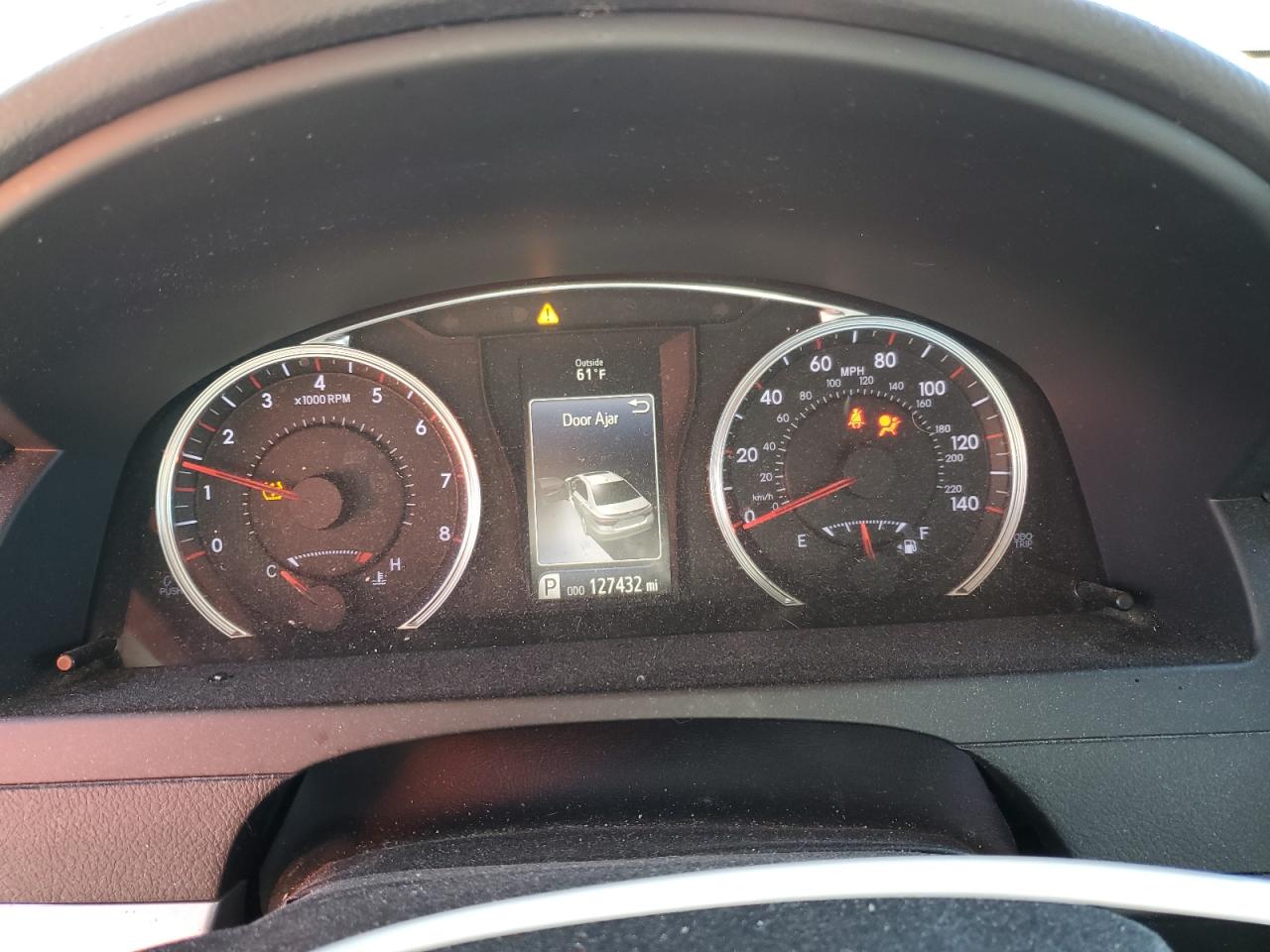 Toyota Camry Le Image 9