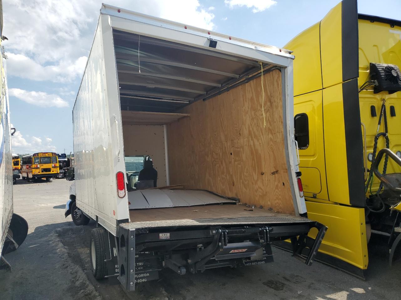 Ford Econoline E450 Super Duty Cutaway Van Image 9