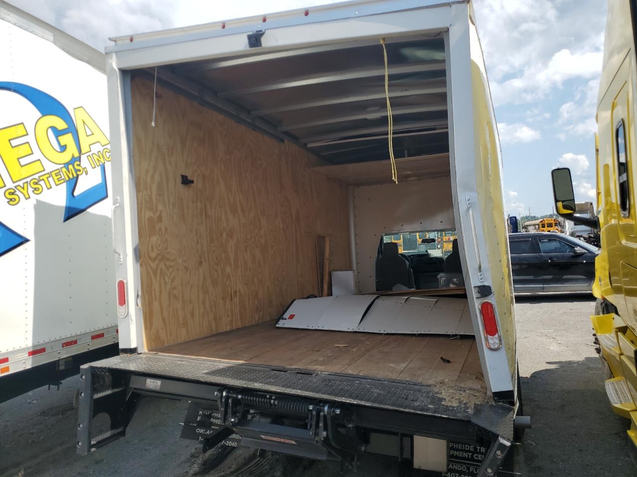 Ford Econoline E450 Super Duty Cutaway Van Image 10