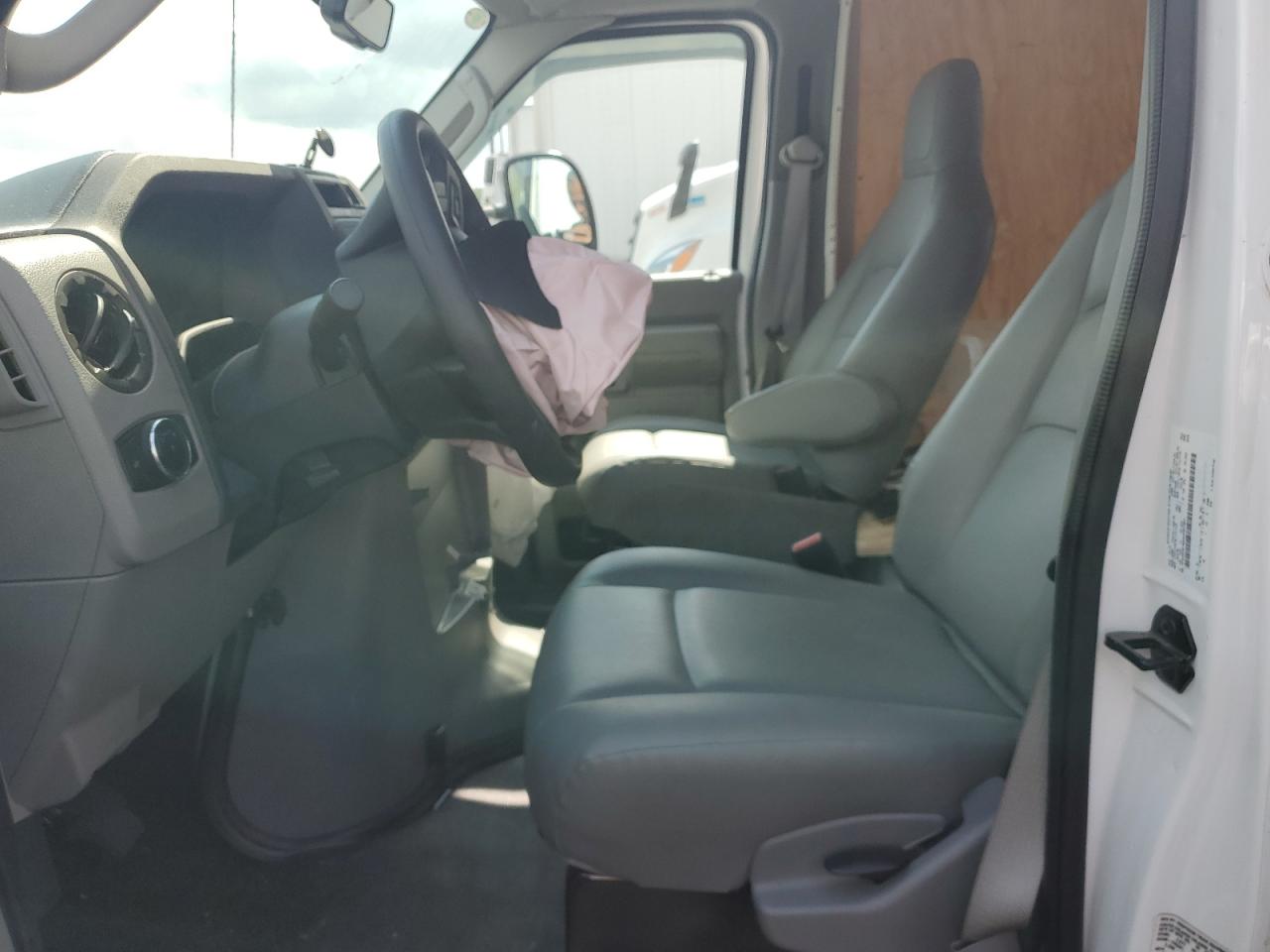 Ford Econoline E450 Super Duty Cutaway Van Image 3