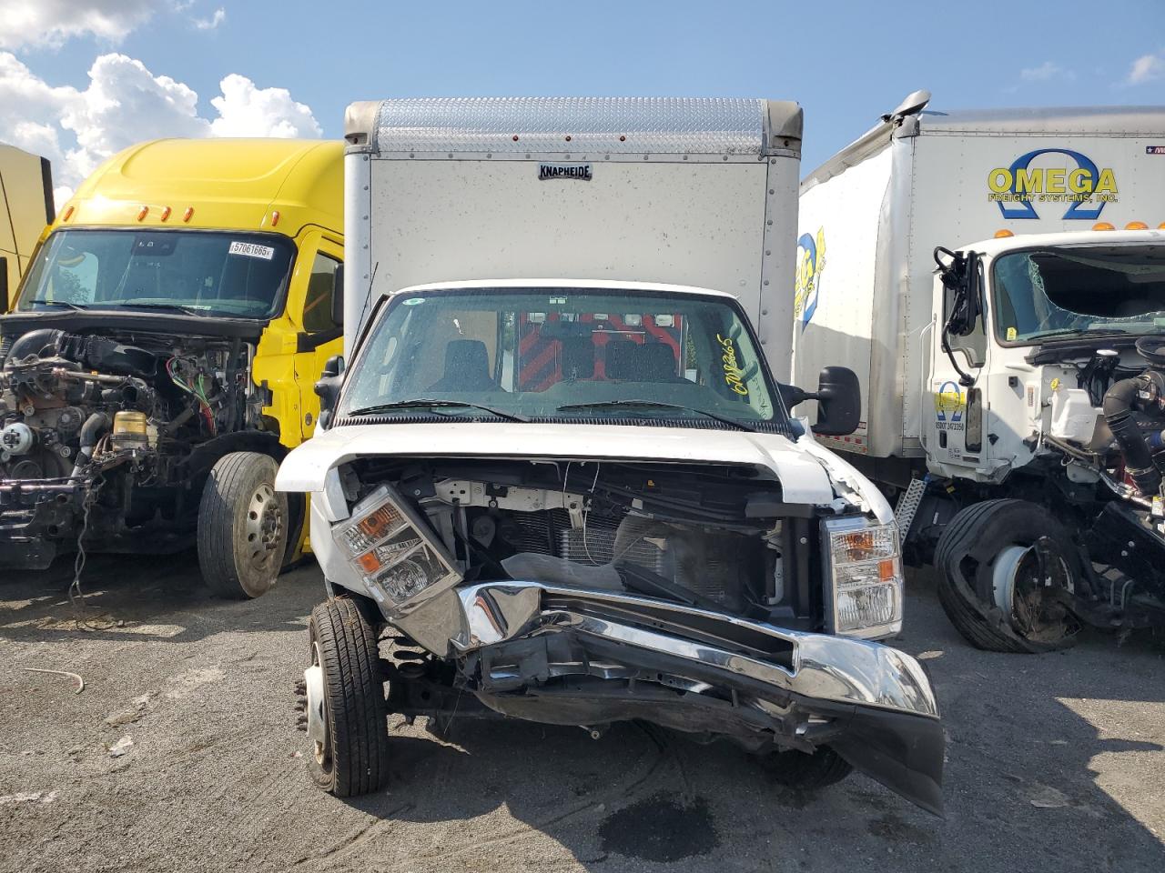 Ford Econoline E450 Super Duty Cutaway Van Image 2