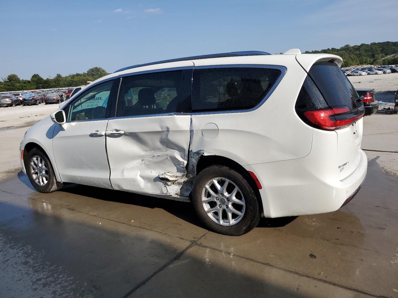 Chrysler Pacifica Touring L Image 2