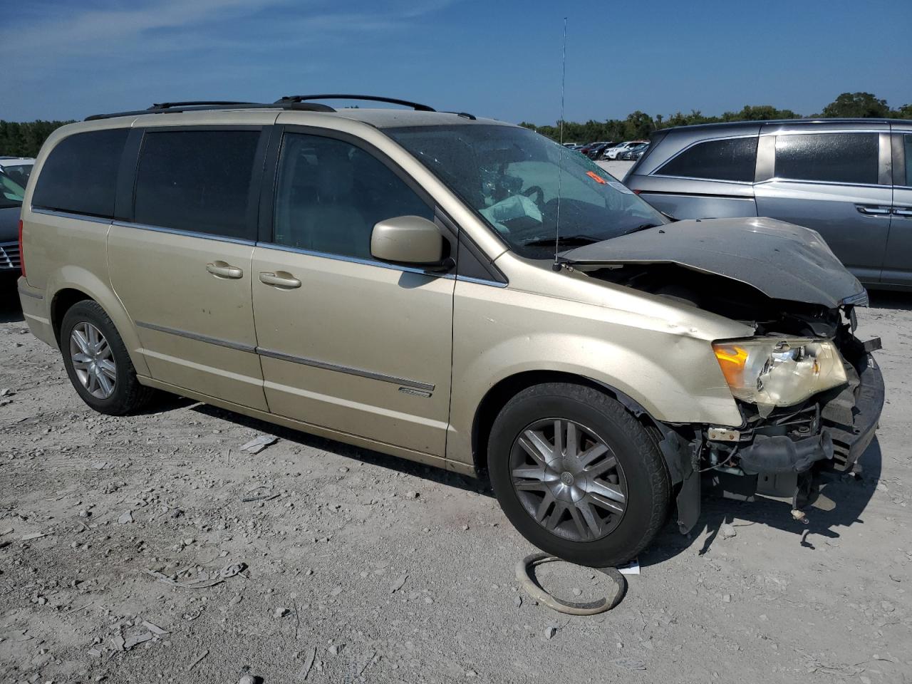 Chrysler Minivan Touring Image 8
