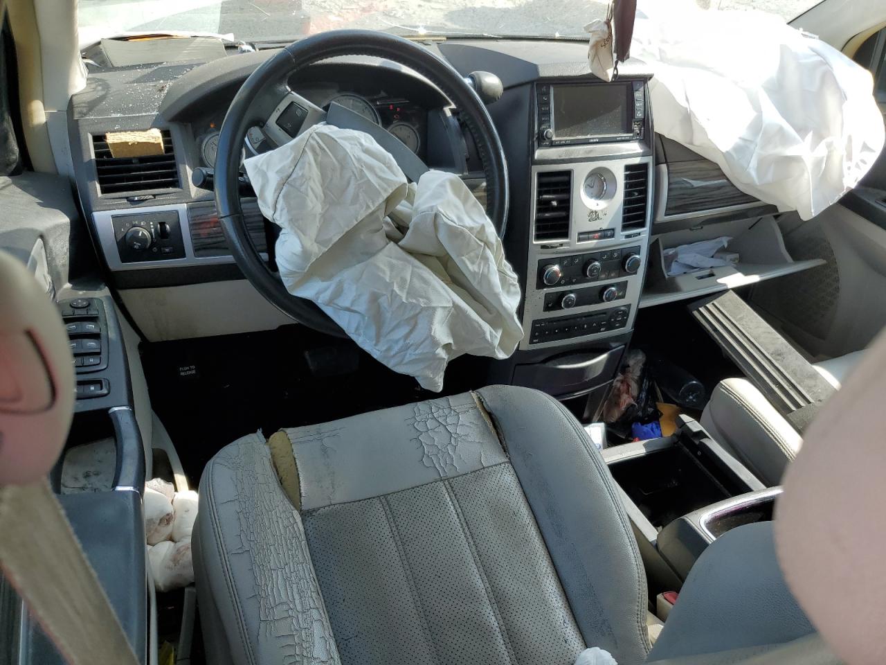 Chrysler Minivan Touring Image 6