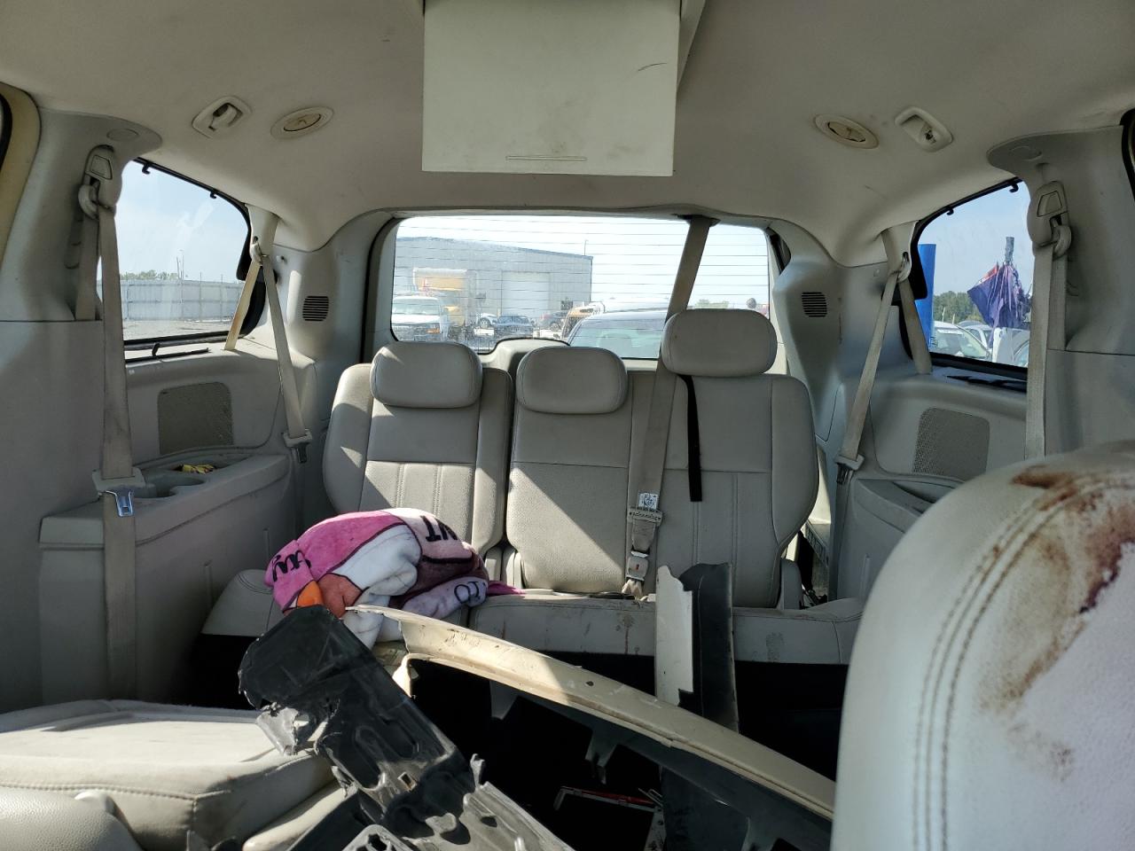 Chrysler Minivan Touring Image 9