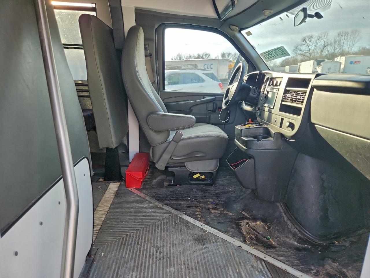 Chevrolet Express Image 6