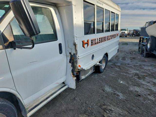 Chevrolet Express Image 2