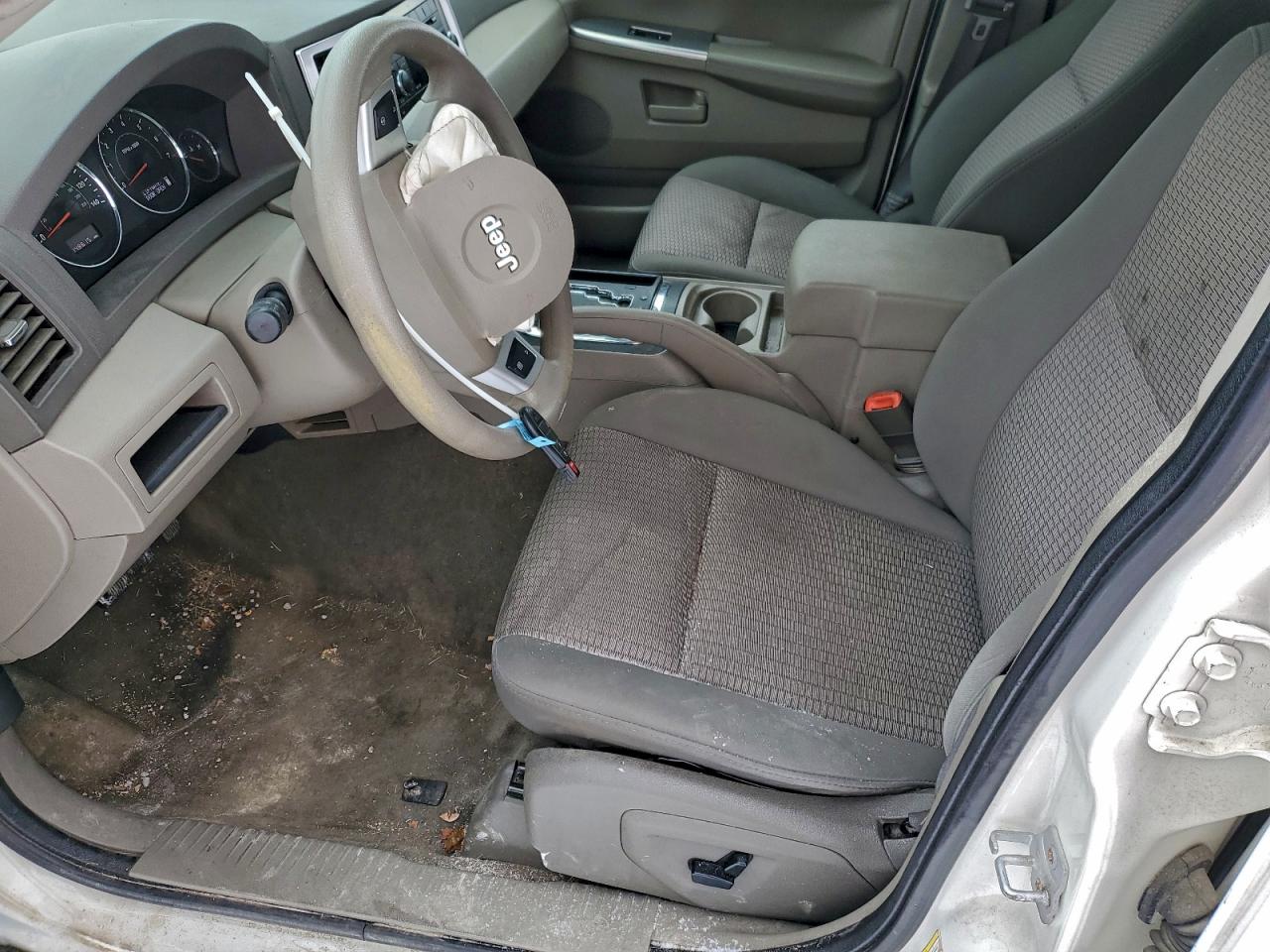 Jeep Grand Cherokee Laredo Image 8