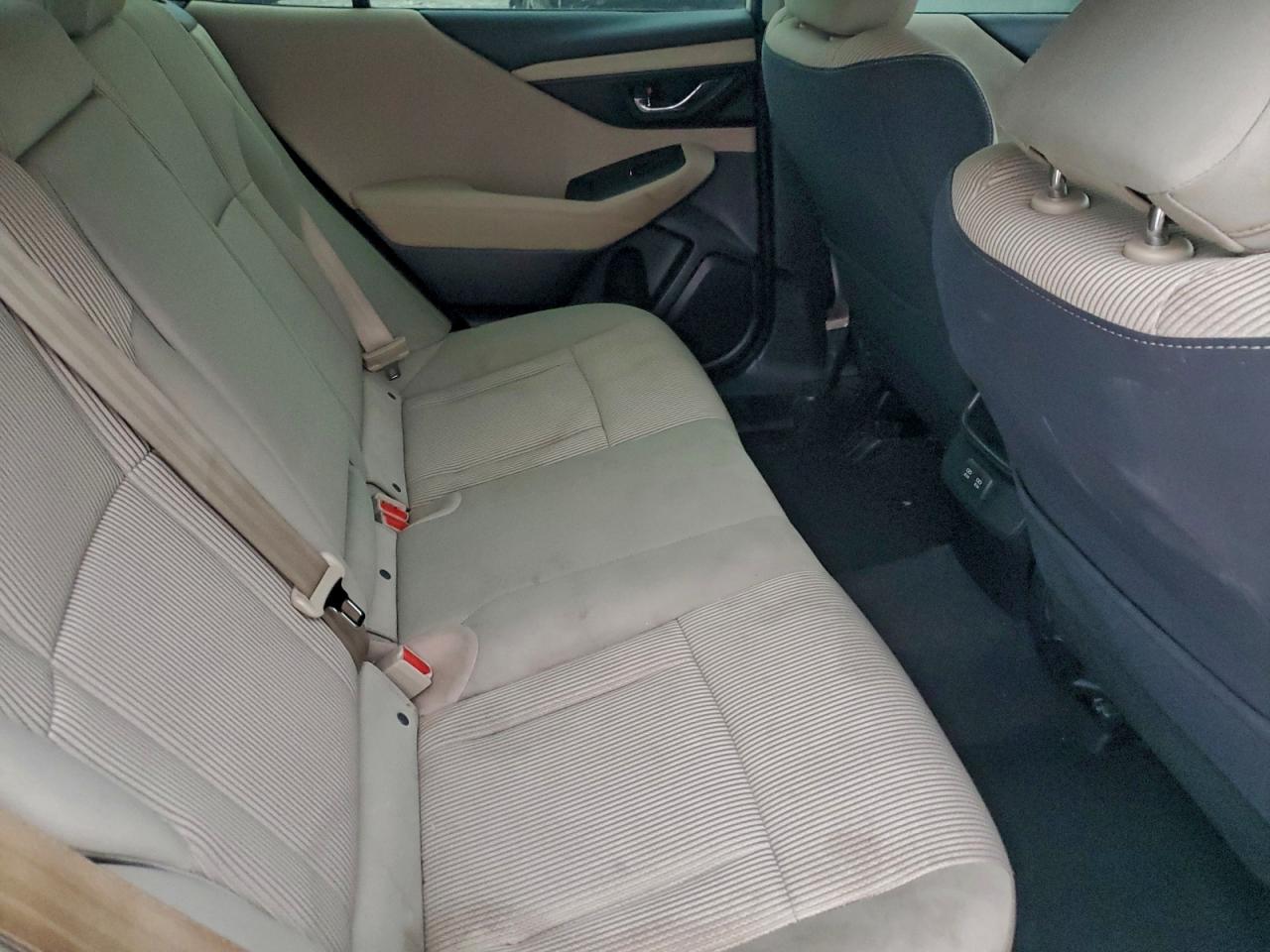 Subaru Legacy Premium Image 6