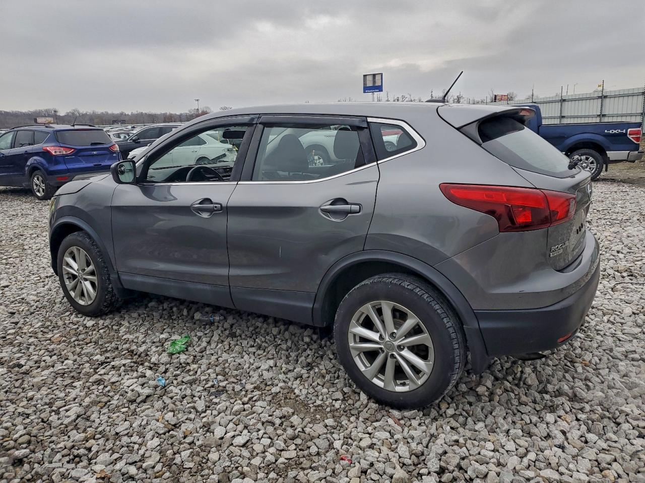 Nissan Rogue S Image 5