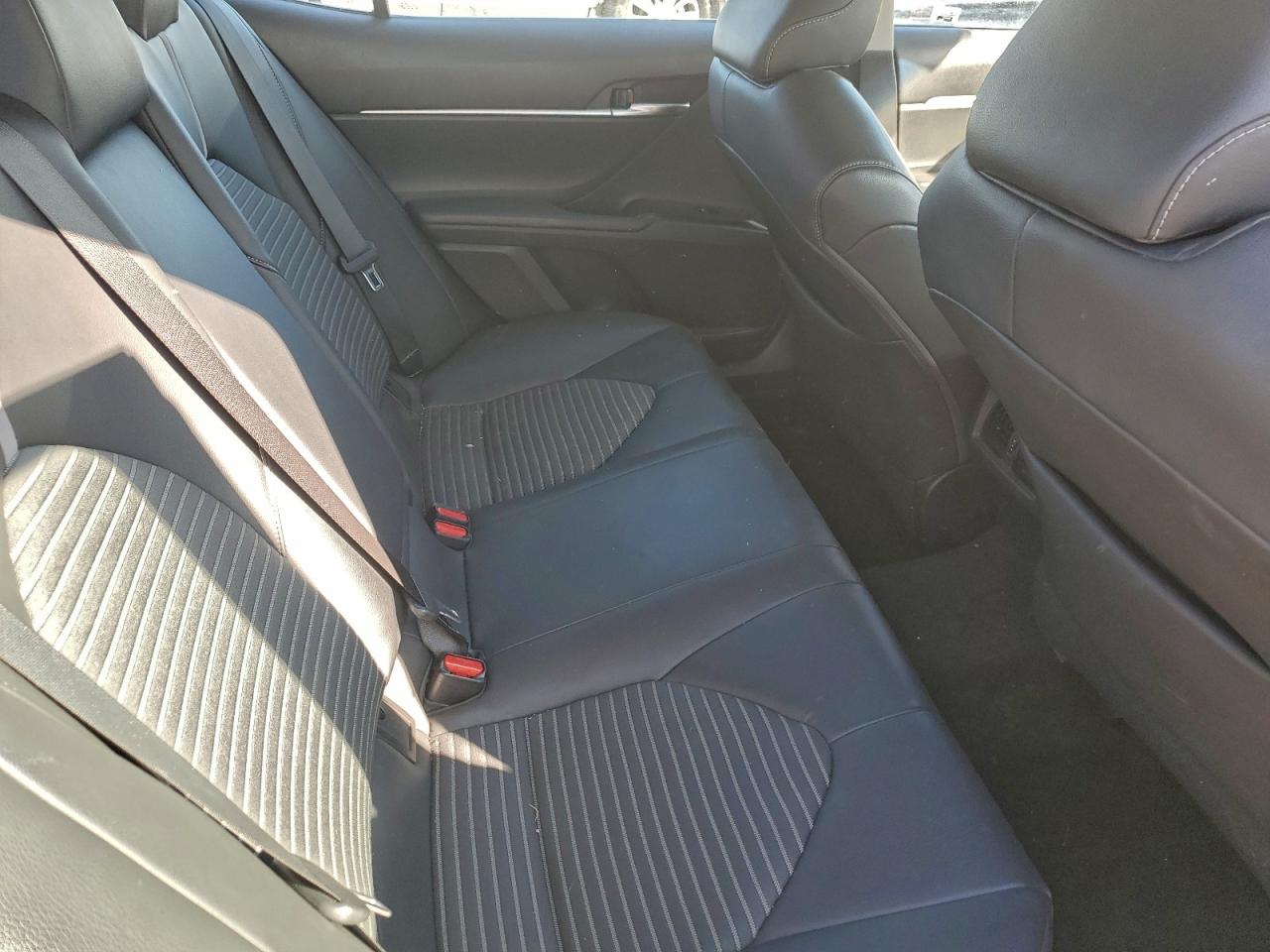 Toyota Camry L Image 10