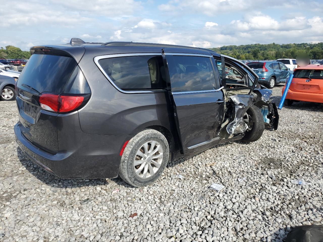 Chrysler Pacifica Touring L Image 2