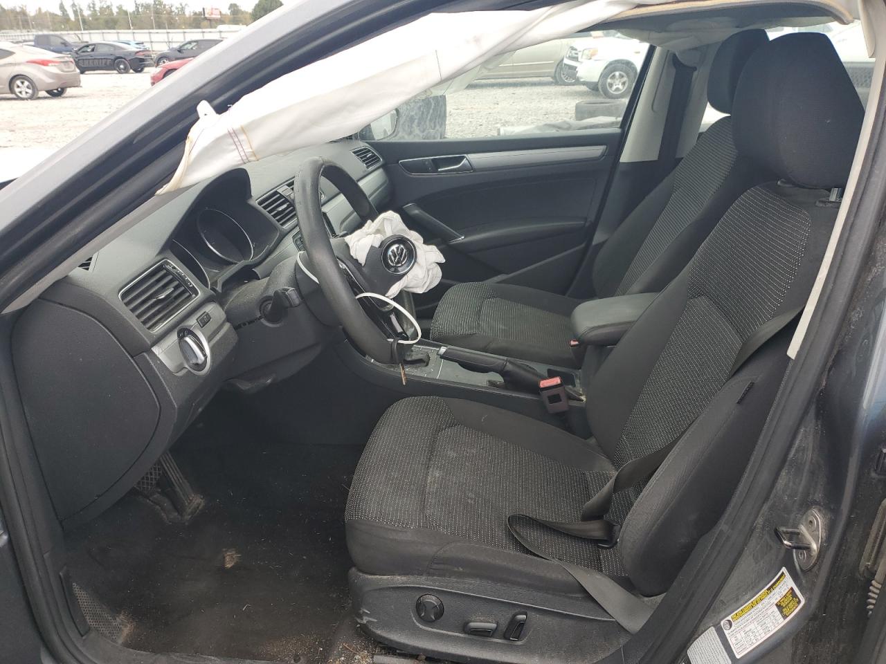 Volkswagen Passat S Image 9