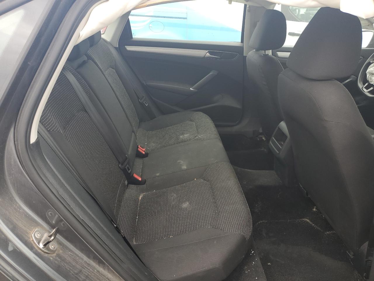 Volkswagen Passat S Image 10