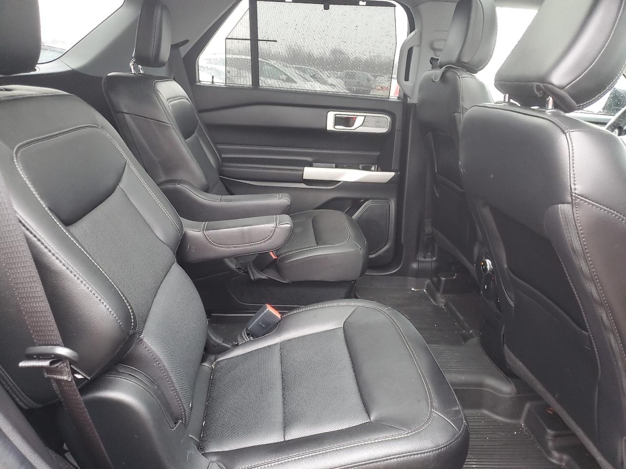 Ford Explorer Limited Image 11