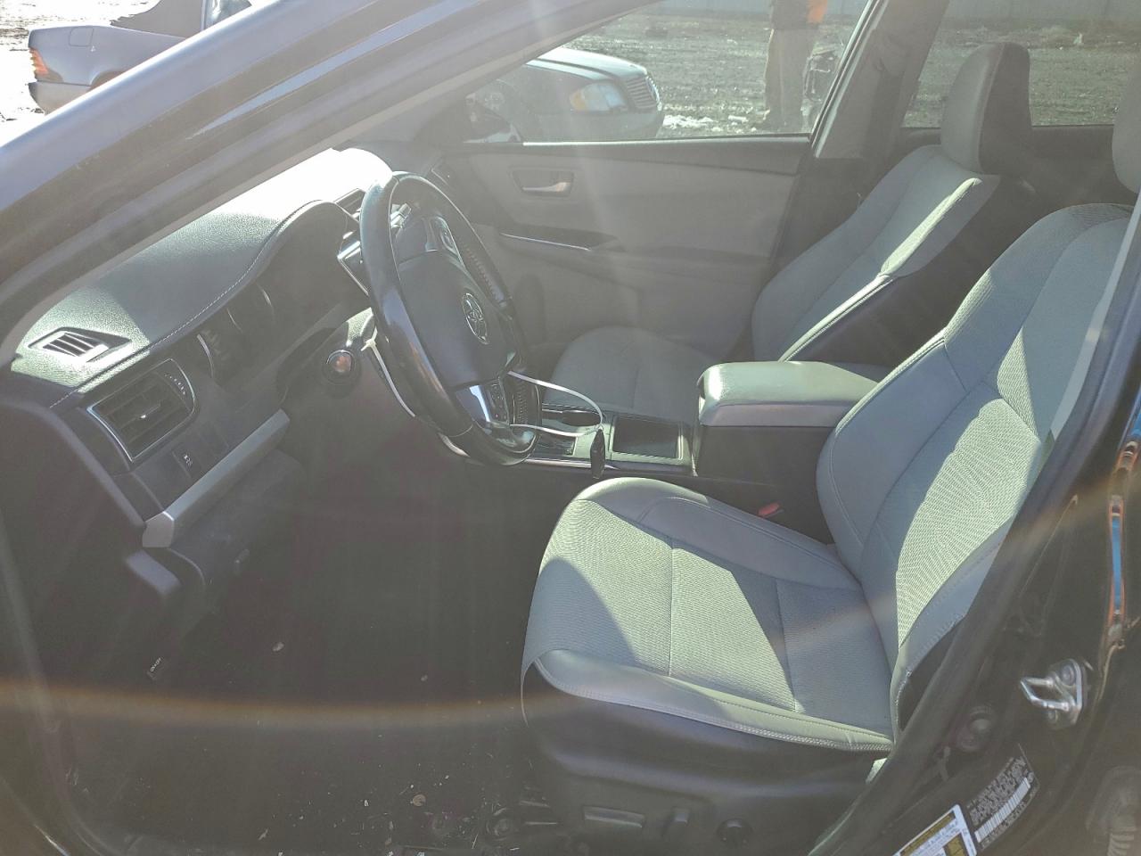 Toyota Camry Le Image 10