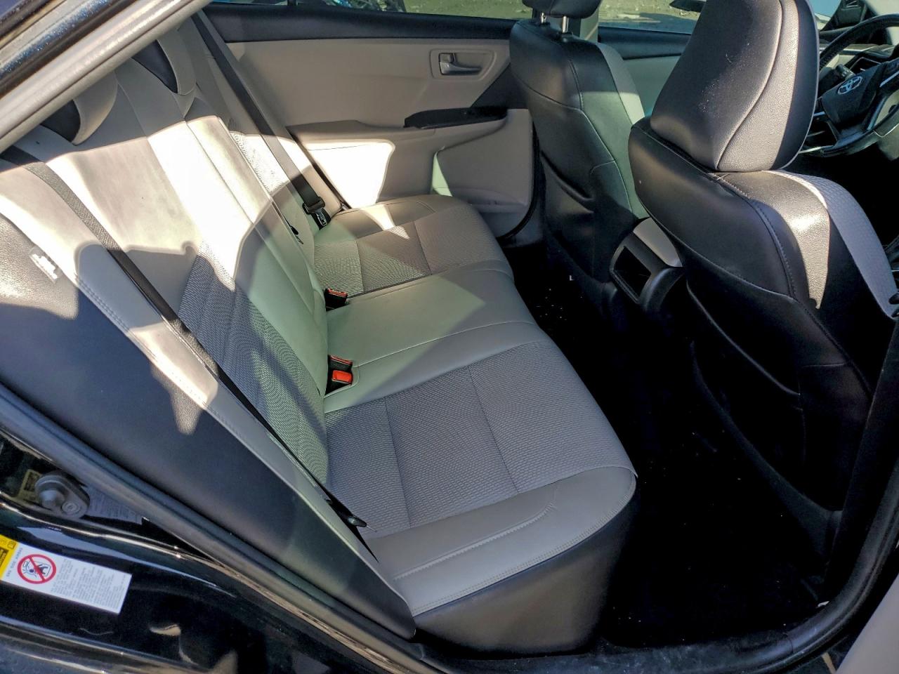 Toyota Camry Le Image 8