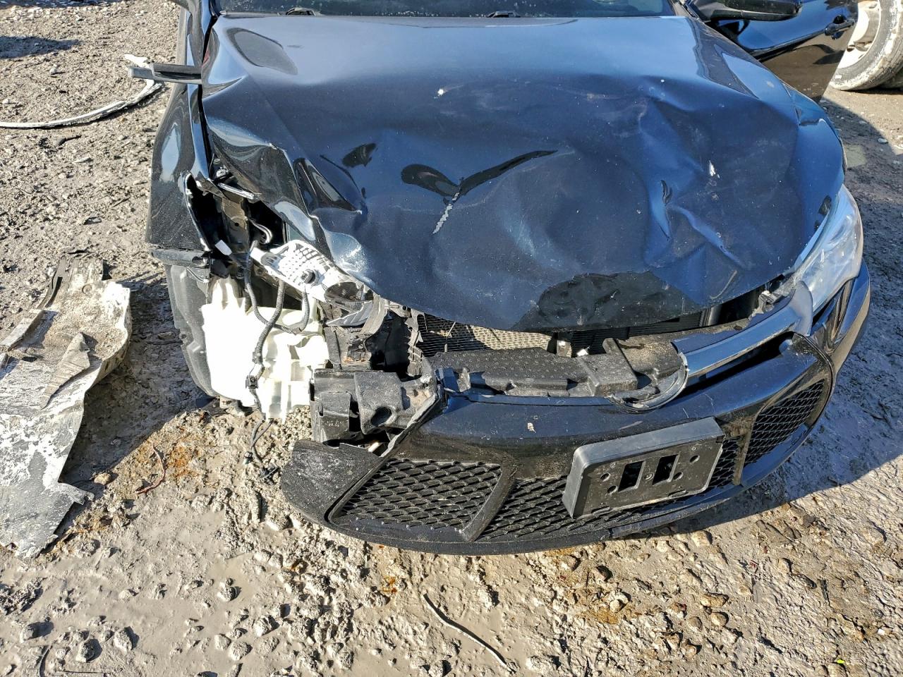 Toyota Camry Le Image 12