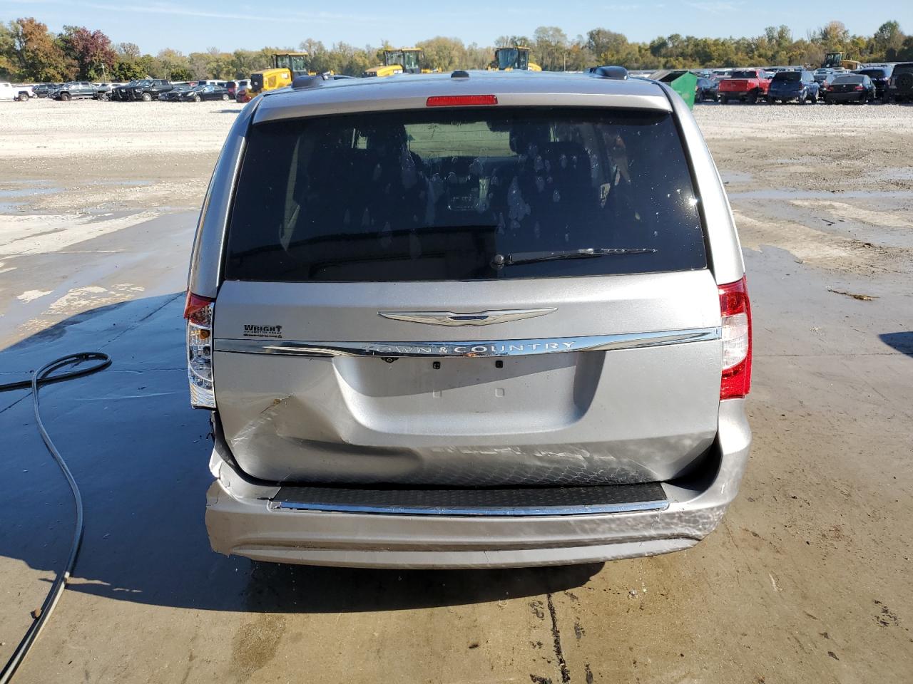 Chrysler Minivan Touring Image 2