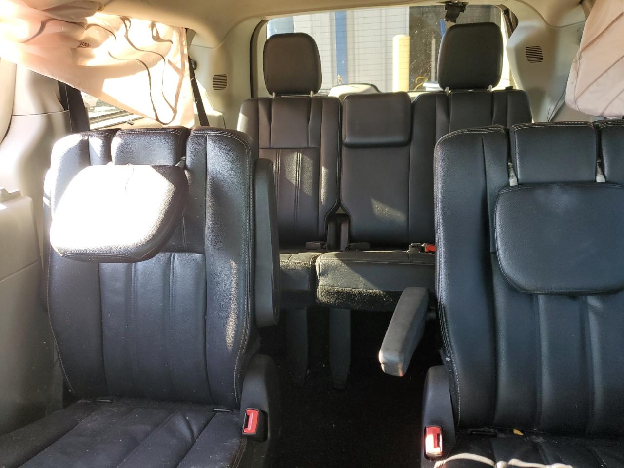 Chrysler Minivan Touring Image 8