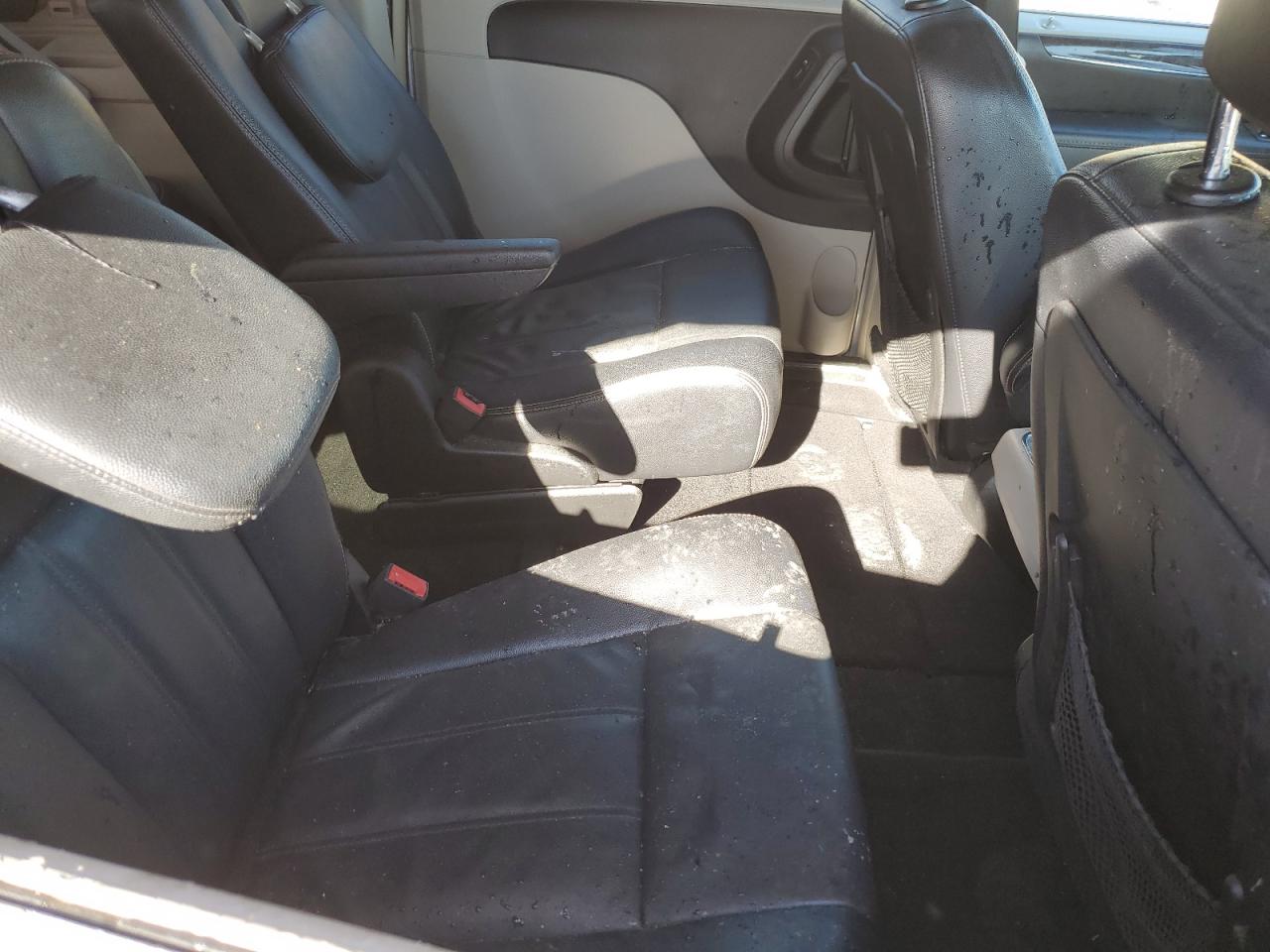 Chrysler Minivan Touring Image 3