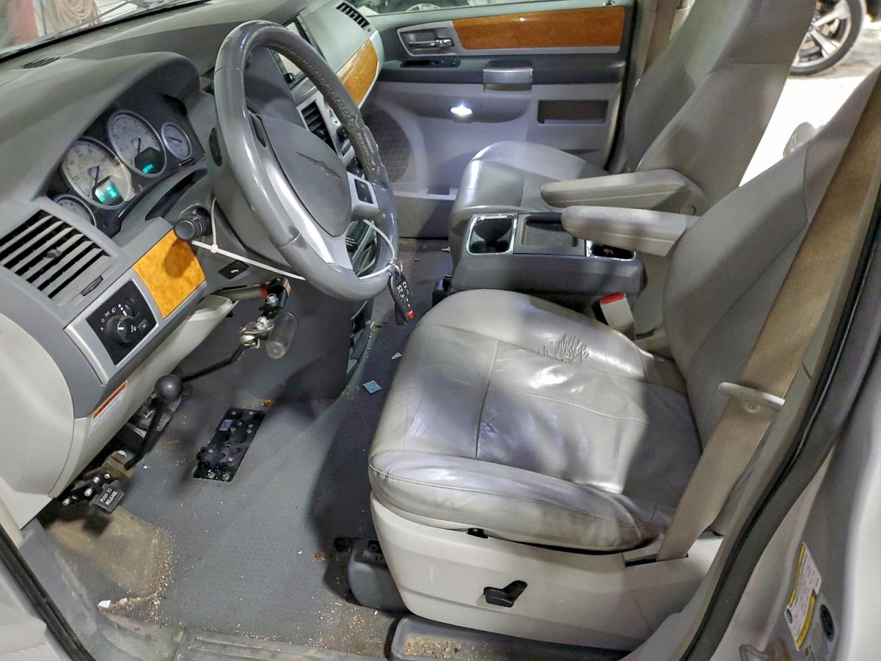 Chrysler Minivan Limited Image 7